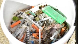 Clanovi i volonteri Udruge apstinenata za pomoc pri resocijalizaciji Porat proveli su u akciju ciscenja infektivnog otpada. U kapetanskom parku pronasli su nekoliko stotina odbacenih sprica i igala. Akcija je pokrenuta po dojavi gradjana o pronalasku odb Clanovi i volonteri Udruge apstinenata za pomoc pri resocijalizaciji Porat proveli su u akciju ciscenja infektivnog otpada. U kapetanskom parku pronasli su nekoliko stotina odbacenih sprica i igala. Akcija je pokrenuta po dojavi gradjana o pronalasku odb