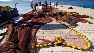 Ribar krpa mrižu svoju (foto:Saša Čuka) Ribar krpa mrižu svoju (foto:Saša Čuka)