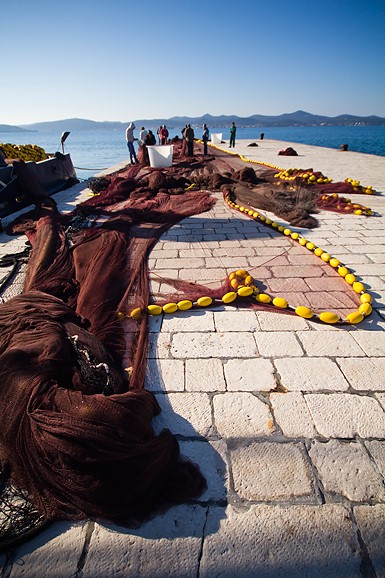 Ribar krpa mrižu svoju (foto:Saša Čuka) Ribar krpa mrižu svoju (foto:Saša Čuka)