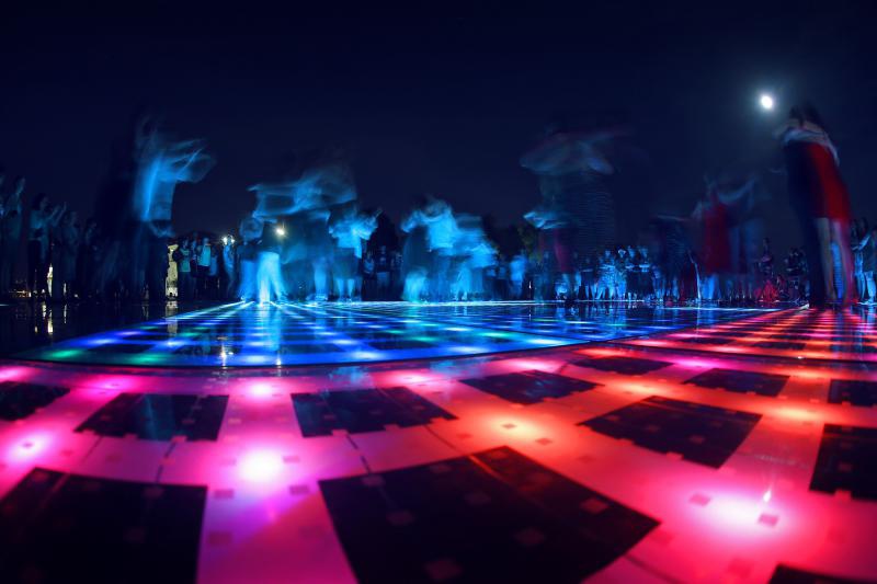 20.06.2013., Zadar – Pod gotovo punim mjesecom na instalaciji Pozdrav Suncu otvoren je 4. festival tanga.Photo: Filip Brala/PIXSELL 20.06.2013., Zadar – Pod gotovo punim mjesecom na instalaciji Pozdrav Suncu otvoren je 4. festival tanga.Photo: Filip Brala/PIXSELL