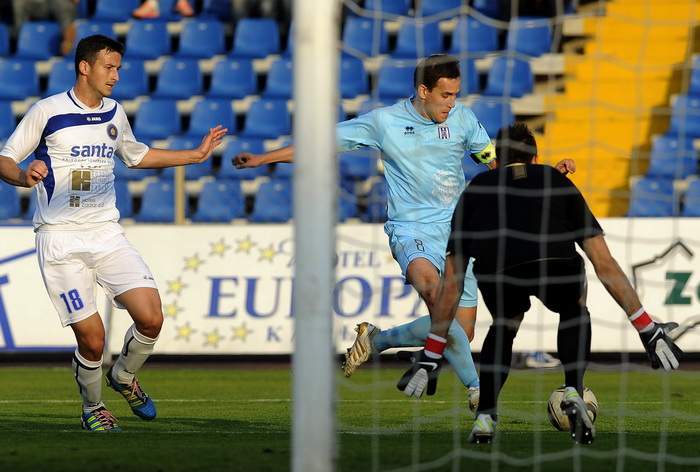 Karlovac, 051111.
Igraliste Branko Cavlovic Cavlek.
Nogometna utakmica 14.kola 1.HNL izmedju NK Karlovac i NK Zadar.
Na slici: Mario Bilan, Matija Stefancic, Antonio Jezina.
Foto: Damir Krajac / CROPIX