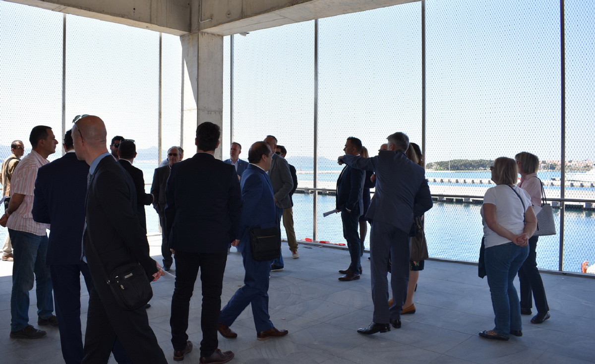 Predstavnici dvadesetak stranih veleposlanstva u posjetu Zadarskoj županiji Predstavnici dvadesetak stranih veleposlanstva u posjetu Zadarskoj županiji