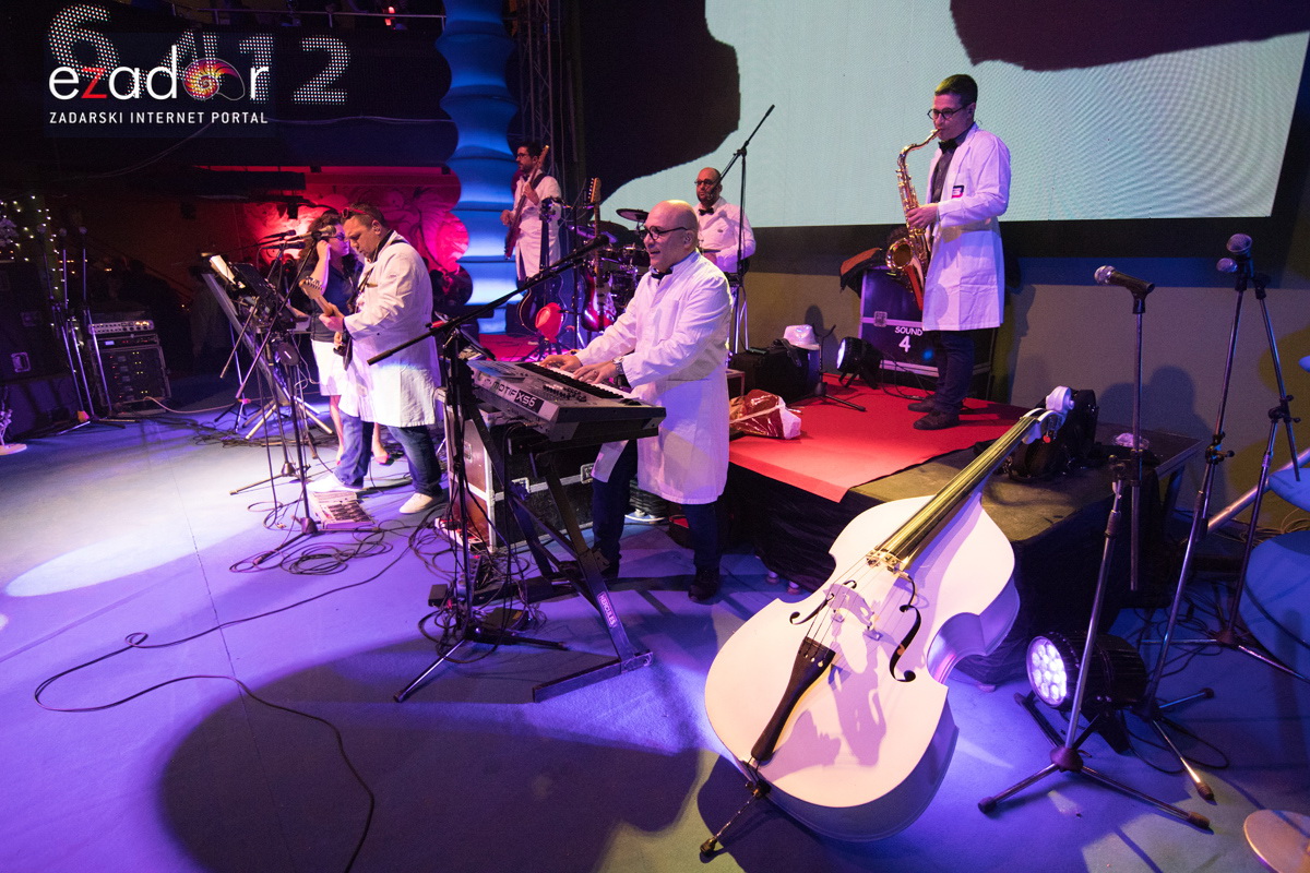 Ludnica u Saturnusu: Najbolji doček u svemiru i šire Ludnica u Saturnusu: Najbolji doček u svemiru i šire