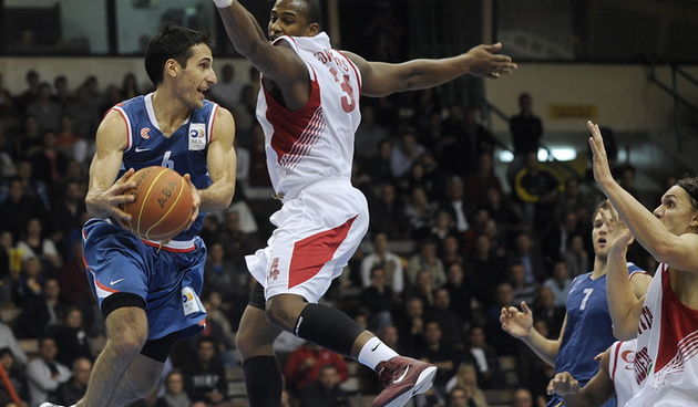 Zagreb, 151010.  Dvorana Sutinska Vrela. Kosarkaska utakmica 3. kola NLB lige izmedju domacina KK Cedevite i KK Cibone iz Zagreba. Na slici: igrac KK Cibone u trenutku dodavanju lopte. Foto: Sime Sokota / CROPIX