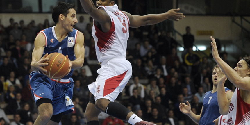 Zagreb, 151010. Dvorana Sutinska Vrela. Kosarkaska utakmica 3. kola NLB lige izmedju domacina KK Cedevite i KK Cibone iz Zagreba. Na slici: igrac KK Cibone u trenutku dodavanju lopte. Foto: Sime Sokota / CROPIX Zagreb, 151010. Dvorana Sutinska Vrela. Kosarkaska utakmica 3. kola NLB lige izmedju domacina KK Cedevite i KK Cibone iz Zagreba. Na slici: igrac KK Cibone u trenutku dodavanju lopte. Foto: Sime Sokota / CROPIX