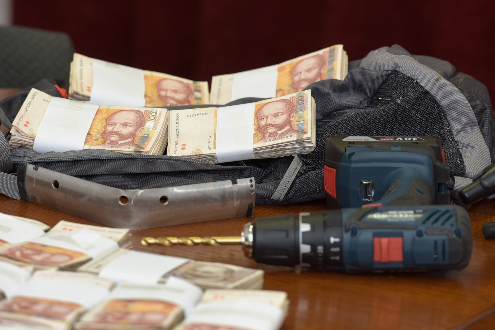 U PU zadarskoj predstavljeni rezultati istrage nakon krađe novca iz bankomata u Novigradu U PU zadarskoj predstavljeni rezultati istrage nakon krađe novca iz bankomata u Novigradu