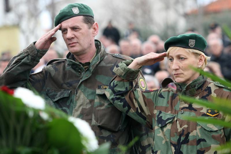 Polaganjem vijenaca na središnjem križu, u Novigradu je obilježena obljetnica pogibije članova HRM-a i Druge gardijske brigade za vrijeme akcije Maslenica. Photo: Dino Stanin/PIXSELL Polaganjem vijenaca na središnjem križu, u Novigradu je obilježena obljetnica pogibije članova HRM-a i Druge gardijske brigade za vrijeme akcije Maslenica. Photo: Dino Stanin/PIXSELL