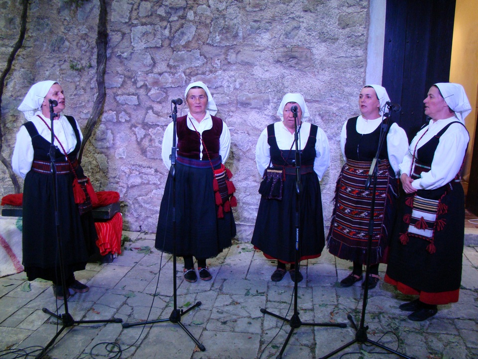 U subotu, 16. srpnja, na Kaštelu Benković u Benkovcu, u sklopu Benkovačkog kulturnog ljeta održan je “9. Etno festival – Benkovac 2016.” U subotu, 16. srpnja, na Kaštelu Benković u Benkovcu, u sklopu Benkovačkog kulturnog ljeta održan je “9. Etno festival – Benkovac 2016.”