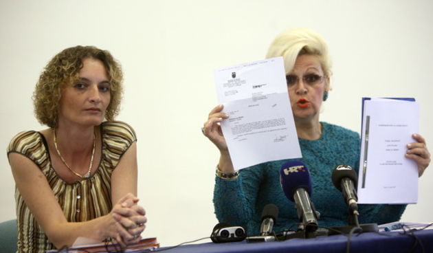 Slavonski Brod 071009. Bivsa djelatnica tvrtke Inter Europa d.o.o. Tatjana Jaksic nepunu godinu dana nije u radnom odnosu.Ona i Vesna Balenovic predsjednica Udruge Zvizdac odlucile su na press konferenciji nakon godinu dana obavjestiti medije o neucinkovi