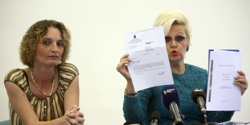 Slavonski Brod 071009. Bivsa djelatnica tvrtke Inter Europa d.o.o. Tatjana Jaksic nepunu godinu dana nije u radnom odnosu.Ona i Vesna Balenovic predsjednica Udruge Zvizdac odlucile su na press konferenciji nakon godinu dana obavjestiti medije o neucinkovi