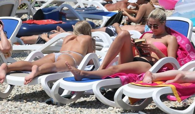 Uživanje u ljetu na vodičkim plažama. Photo: Duško Jaramaz/PIXSELL