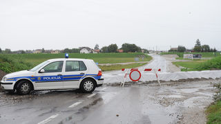 Rijeka Krapina se izlila iz svog korita nakon nekoliko dana neprekinutih kiša te je poplavila kuće i podrume u Zaprešiću, a vodostaj rijeke Save i dalje raste, Foto: Damir Krajac / CROPIX