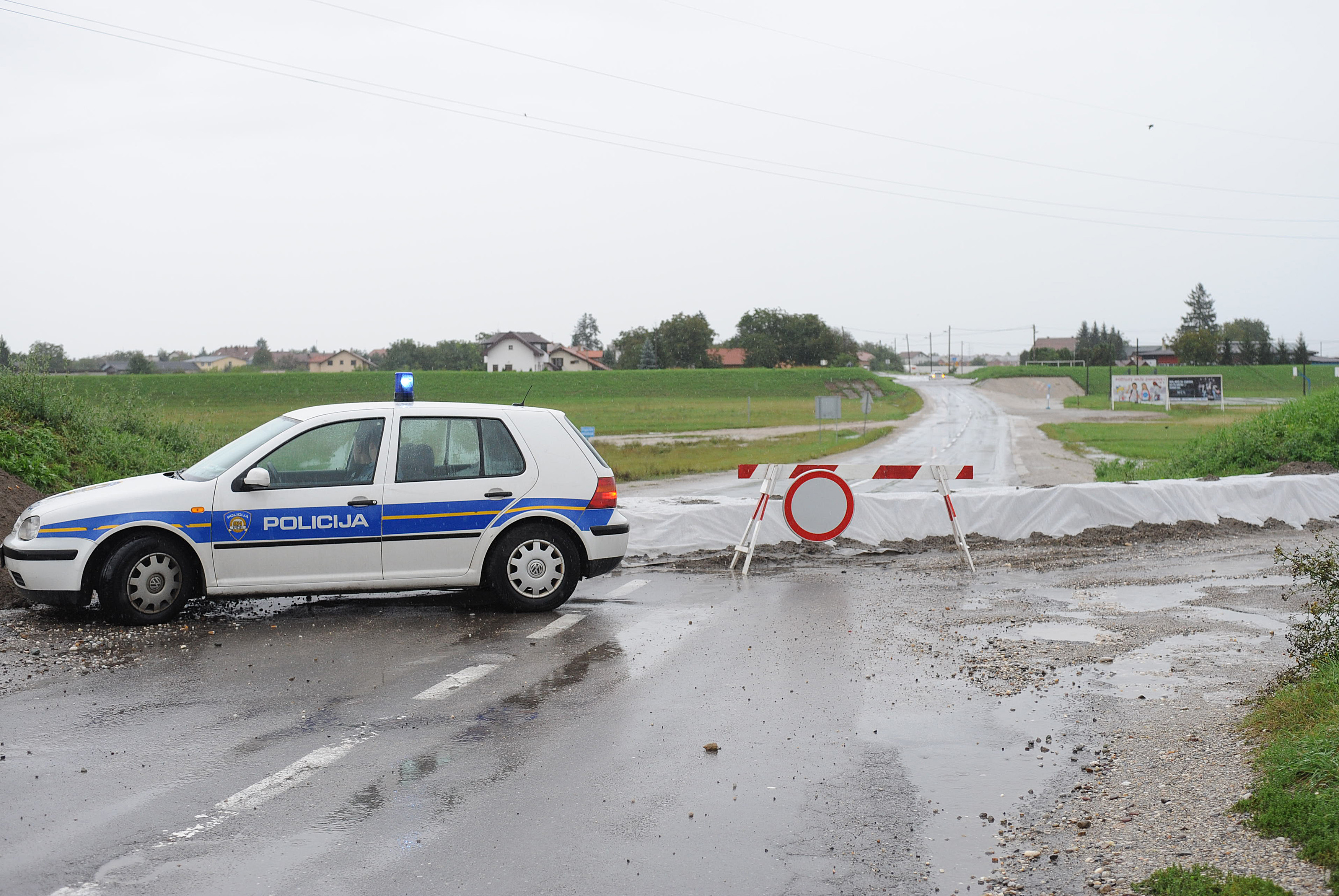 Rijeka Krapina se izlila iz svog korita nakon nekoliko dana neprekinutih kiša te je poplavila kuće i podrume u Zaprešiću, a vodostaj rijeke Save i dalje raste, Foto: Damir Krajac / CROPIX