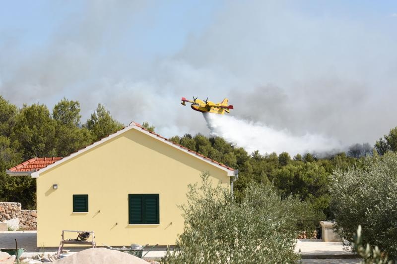 Kanaderi i air tractori gasili požar u blizini dikljanskih kuća i vikendica Kanaderi i air tractori gasili požar u blizini dikljanskih kuća i vikendica