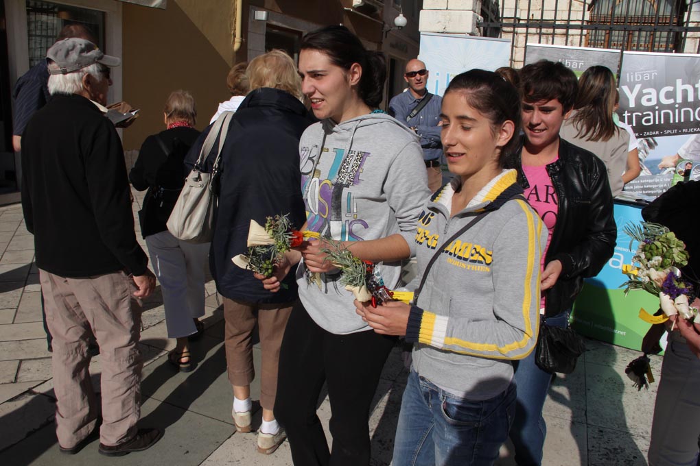 Sajam obrazovanja održan je na Narodnom trgu u organizaciji Pučkog otvorenog učilišta Erudio na kojem su se predstavili i partneri Poljoprivredna škola Stanko Ožanić, CISOK Zadar, Autoškola Zadar, POU Libar, POU Algebra, POU Zadar i dr. foto: Iva Perinči Sajam obrazovanja održan je na Narodnom trgu u organizaciji Pučkog otvorenog učilišta Erudio na kojem su se predstavili i partneri Poljoprivredna škola Stanko Ožanić, CISOK Zadar, Autoškola Zadar, POU Libar, POU Algebra, POU Zadar i dr. foto: Iva Perinči