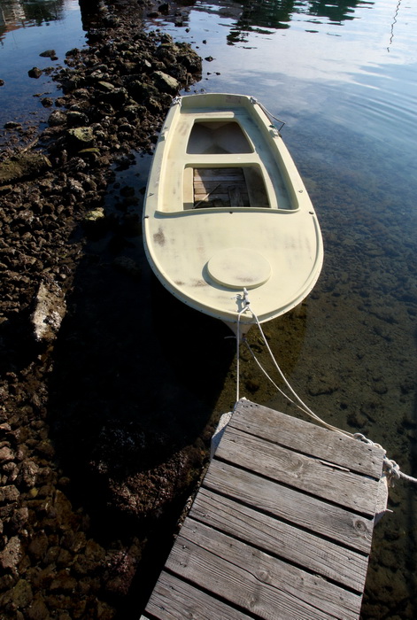Zadar, 180112.
Velike plime i oseke, u ovom slucaju oseke, javljaju se u razdobljima punog mjeseca. Razina mora pala je za malo vise od pola metra sto i nije neki veliki problem osim sto su neke brodice ostale zarobljene u svojim lukama, a da isplove mora Zadar, 180112.
Velike plime i oseke, u ovom slucaju oseke, javljaju se u razdobljima punog mjeseca. Razina mora pala je za malo vise od pola metra sto i nije neki veliki problem osim sto su neke brodice ostale zarobljene u svojim lukama, a da isplove mora