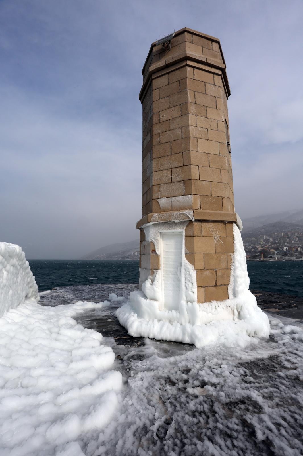 Zaleđeno more i čudesne ledene skulpture na senjskoj rivi