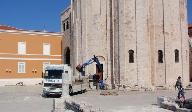 U crkv Sv. Donata započelo postavljanje izložbe “Častimo te križu sveti”