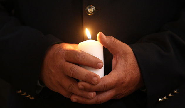 Zadar, 130512.
U crkvi u Pakostanima se uz molitvu i paljenje svijeca docekao pocetak rasprave zalbenog vijeca Haskog suda u predmetu Gotovina-Markac. U Pakostanima, mjestu generala Ante Gotovine odrzo se centralni dio globalne akcije Plamen Slobode koju