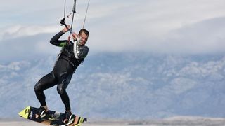 Jaka bura pružila je prigodu nekolicini kitesurfera da pokažu svoje umjeće na ninskoj plaži.  Photo: Dino Stanin/PIXSELL