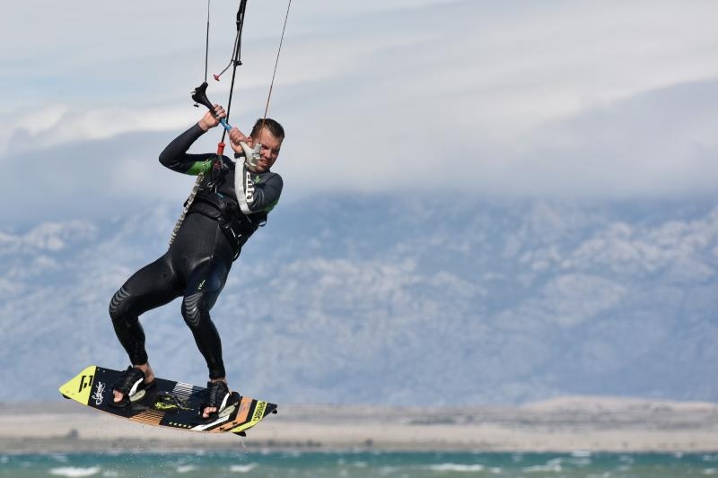 Jaka bura pružila je prigodu nekolicini kitesurfera da pokažu svoje umjeće na ninskoj plaži.  Photo: Dino Stanin/PIXSELL