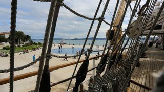 Pokraj Morskih orgulja i Pozdrava Suncu pristao je ruski skolski jedrenjak “Nadezhda”. Dug je 109 metara te ima tri jarbola. Photo: Filip Brala/PIXSELL