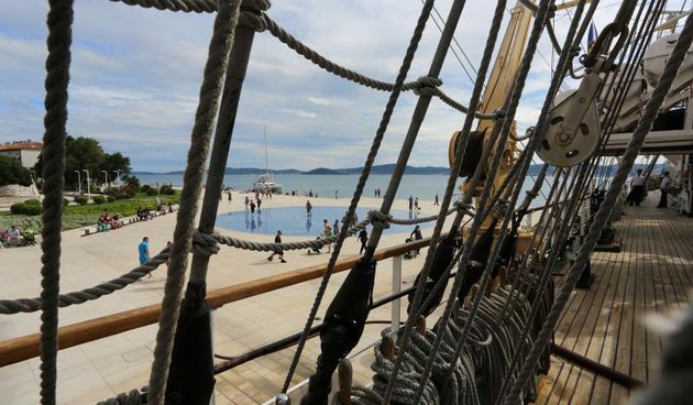 Pokraj Morskih orgulja i Pozdrava Suncu pristao je ruski skolski jedrenjak “Nadezhda”. Dug je 109 metara te ima tri jarbola. Photo: Filip Brala/PIXSELL