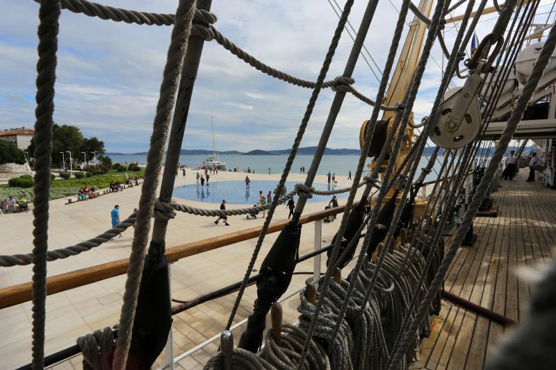 Pokraj Morskih orgulja i Pozdrava Suncu pristao je ruski skolski jedrenjak “Nadezhda”. Dug je 109 metara te ima tri jarbola. Photo: Filip Brala/PIXSELL