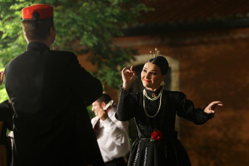 18.07.2013., Zadar – Na Poljani Sime Budinica odrzan je koncert plesnog ansambla Lado gdje su gradjani, ali i mnogobrojni turisti, uzivali gledajuci ples u narodnim nosnjama. Photo: Filip Brala/PIXSELL Autor  Filip Brala/PIXSELL KLJUČNE RIJEČI  narodne