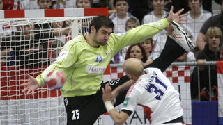 Graz, 210110.
EURO 2010 u rukometu. 
Trece kolo skupine A. Utakmica Hrvatska – Rusija.
Na fotografiji: Mirko Alilovic, Timur Dibirov.
Foto: Nenad Dugi / Cropix