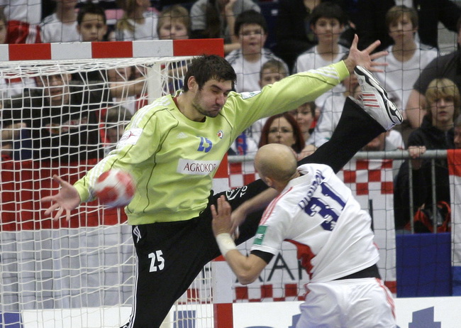 Graz, 210110.
EURO 2010 u rukometu. 
Trece kolo skupine A. Utakmica Hrvatska – Rusija.
Na fotografiji: Mirko Alilovic, Timur Dibirov.
Foto: Nenad Dugi / Cropix