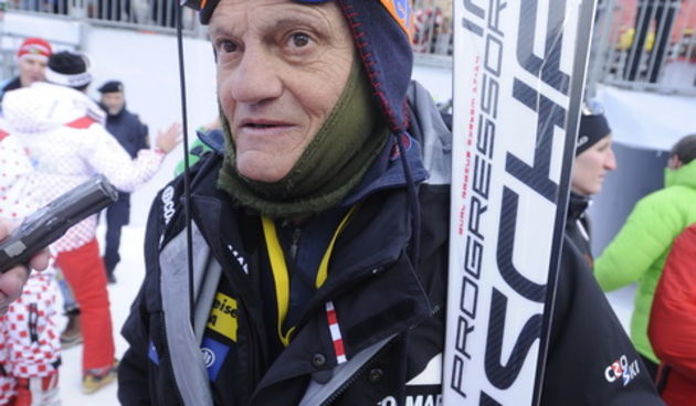 Kitzbuhel, 210111.
Fis Audi World Cup, Svjetski skijaski kup u Kitzbuhelu utrka Super G.
Na slici: Ivica Kostelic pobjednik Super G, tata Ante Kostelic nakon pobjede.
Foto: Drago Sopta / CROPIX