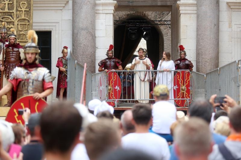 Split: Svakog dana car Dioklecijan i njegova supruga Priska pozdravljaju građane