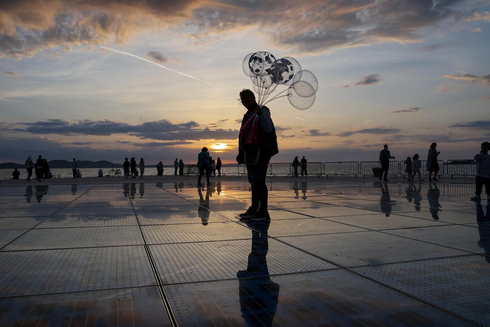 Zadar: Turisti uživaju u zalasku sunca