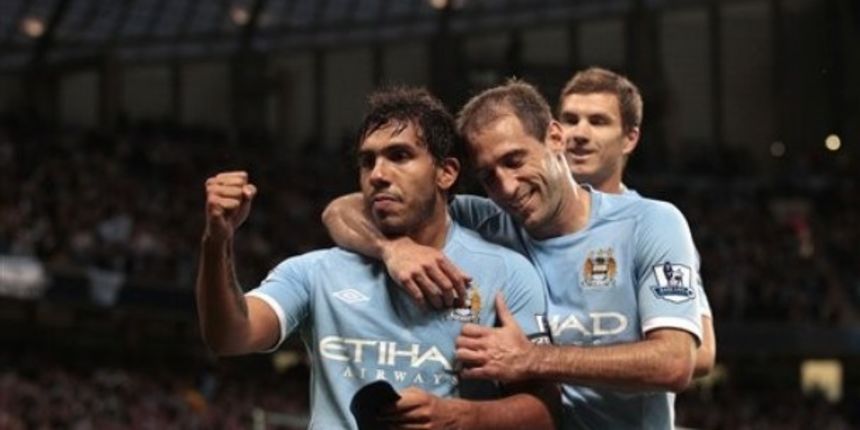 Manchester City’s Carlos Tevez, left, celebrates with teammates after scoring his second goal // AP Photo Manchester City’s Carlos Tevez, left, celebrates with teammates after scoring his second goal // AP Photo