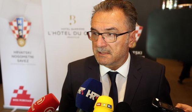 Deauville – Dolazak Hrvatske nogometne reprezentacije u Hotel du Golf Barrierre u kojem ce biti smjestena za vrijeme trajanja Europskog prvenstva u nogometu. Izbornik Ante Cacic dao je izjavu okupljenim medijima u hotelu reprezentacije. Photo: Goran Stanz