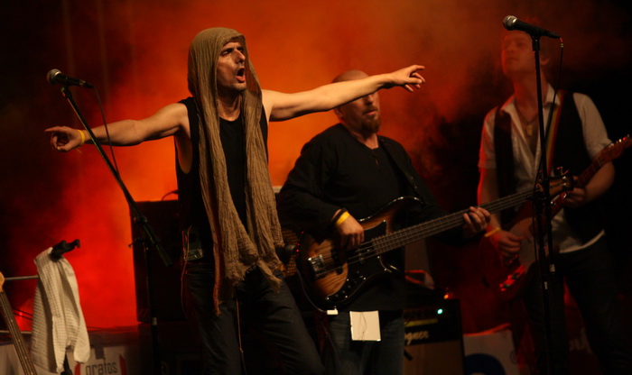 Zadar, 230612.
Drugu vecer 2.JUMF festivala koji se odrzava u Zadru na Kapetanskom, nastupili su Goran Bare i Majke. U nastupu vinkovacke grupe uzivala je mnogobrojna publika.
Foto: Andrija Lucic / CROPIX