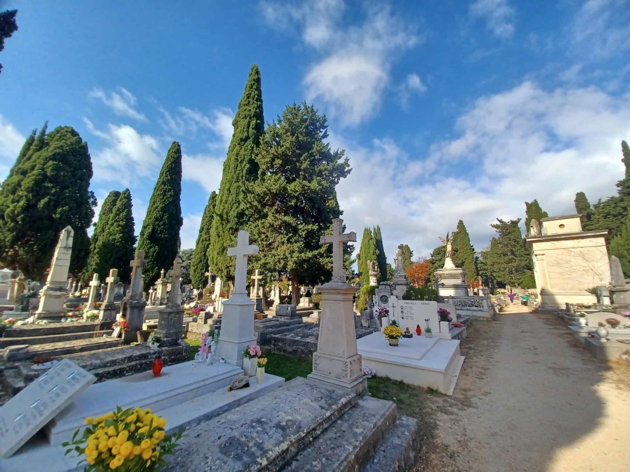 Gradsko groblje Zadar – stare grobnice i impresivni kipovi Gradsko groblje Zadar – stare grobnice i impresivni kipovi