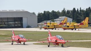 Akrobatska skupina “Red Arrows” Royal Air Forcea u posjeti Zračnoj bazi u Zemuniku Akrobatska skupina “Red Arrows” Royal Air Forcea u posjeti Zračnoj bazi u Zemuniku