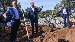 Grlić Radman i veleposlanik Ukrajine posadili maslinu u Perivoju mira