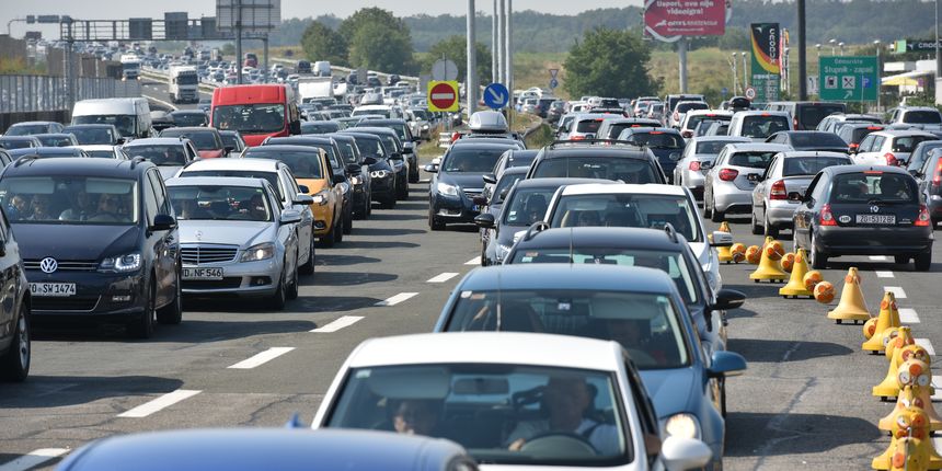 Gužva na naplatnim kućicama Lučko u smjeru mora Gužva na naplatnim kućicama Lučko u smjeru mora