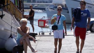 26.07.2013., Zadar – Velika guzva u zadarskoj trajektnoj luci. Photo: Zeljko Mrsic/PIXSELL Autor Zeljko Mrsic/PIXSELL guzve, trajekt, Luka, turisti 26.07.2013., Zadar – Velika guzva u zadarskoj trajektnoj luci. Photo: Zeljko Mrsic/PIXSELL Autor Zeljko Mrsic/PIXSELL guzve, trajekt, Luka, turisti