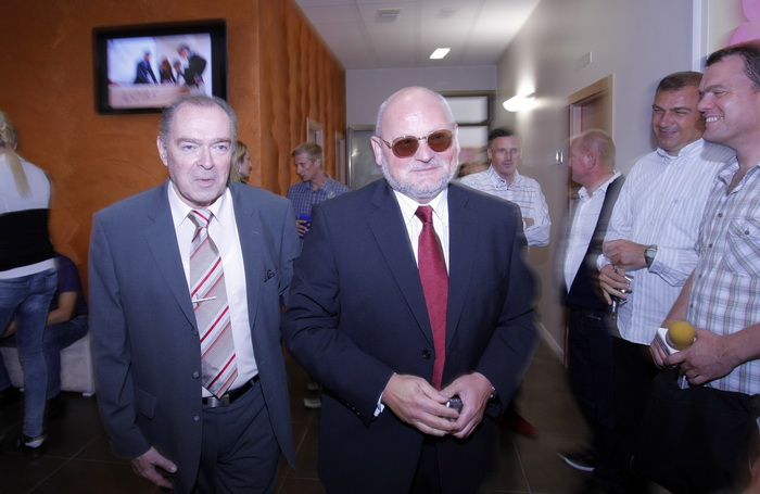 Split, 051010.
Aspira, Visoka skola za sportski menadzment.
Medju upisanim polaznicima skole je Blanka Vlasic, Tina Mihelic, sestre Lucija i Ana Zaninovic, Ivana Brkljacic, Igor Stimac.
Pozdravni govor je odrzao i Zlatko Matesa koji je pozdravio sve prisu Split, 051010.
Aspira, Visoka skola za sportski menadzment.
Medju upisanim polaznicima skole je Blanka Vlasic, Tina Mihelic, sestre Lucija i Ana Zaninovic, Ivana Brkljacic, Igor Stimac.
Pozdravni govor je odrzao i Zlatko Matesa koji je pozdravio sve prisu