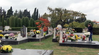 Usprkos jakom jugu gradsko groblje u Zadru danas je zasjalo toplim bojama cvijeca i svijeca kojima su gradjani ukrasili posljednja pocivalista svojih najdrazih, Foto: Mladen Malik Usprkos jakom jugu gradsko groblje u Zadru danas je zasjalo toplim bojama cvijeca i svijeca kojima su gradjani ukrasili posljednja pocivalista svojih najdrazih, Foto: Mladen Malik