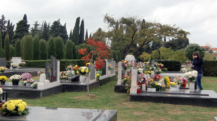 Usprkos jakom jugu gradsko groblje u Zadru danas je zasjalo toplim bojama cvijeca i svijeca kojima su gradjani ukrasili posljednja pocivalista svojih najdrazih, Foto: Mladen Malik Usprkos jakom jugu gradsko groblje u Zadru danas je zasjalo toplim bojama cvijeca i svijeca kojima su gradjani ukrasili posljednja pocivalista svojih najdrazih, Foto: Mladen Malik