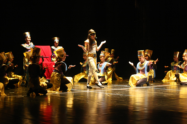 “Karnevalski vremeplov” plesne udruge “Gesta” (foto:Saša Čuka) “Karnevalski vremeplov” plesne udruge “Gesta” (foto:Saša Čuka)