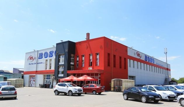 Bosiljko Stanic, vlasnik trgovackog lanca Boso fizicki napadnut prilikom ulaska u svoj osobni automobil prilikom cega je zadobio lakse tjelesne ozljede.