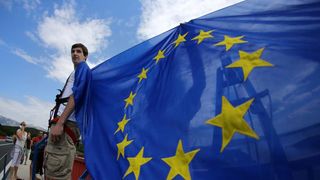 30.06.2013., Zadar – Povodom ulaska Republike Hrvatske u Europsku uniju mladic i djevojka skocili su s Maslenickog mosta sa zastavom Europske unije, dok je mladi Britanac skocio sa hrvatskom zastavom. Photo: Filip Brala/PIXSELL Autor  Filip Brala/PIXSEL