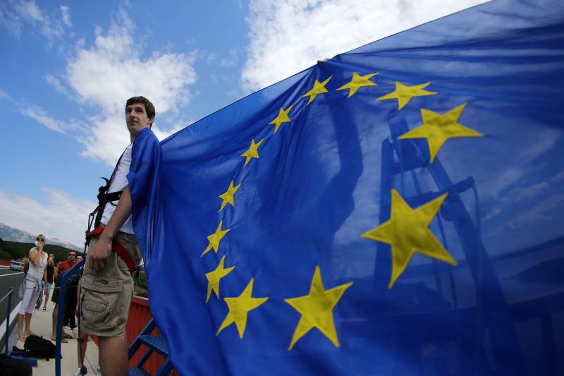 30.06.2013., Zadar – Povodom ulaska Republike Hrvatske u Europsku uniju mladic i djevojka skocili su s Maslenickog mosta sa zastavom Europske unije, dok je mladi Britanac skocio sa hrvatskom zastavom. Photo: Filip Brala/PIXSELL Autor  Filip Brala/PIXSEL