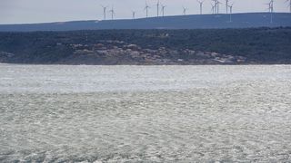 Maslenički most na udaru jake bure Maslenički most na udaru jake bure